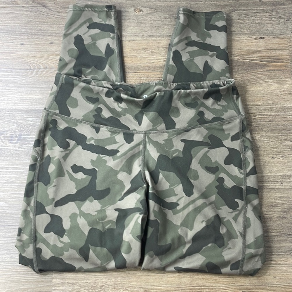 GapFit Factory Women’s Camouflage Workout Activewear Leggings, size Large